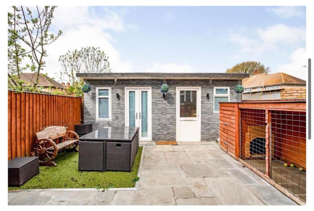 2 Bed - Walking Distance To Harry Potter Studio Γουάτφορντ Εξωτερικό φωτογραφία